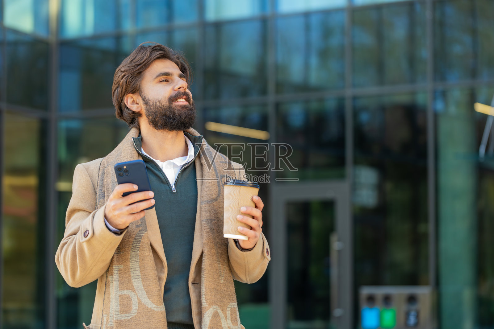 快乐的印度商人游客在市中心街道上享受早晨咖啡热饮照片摄影图片