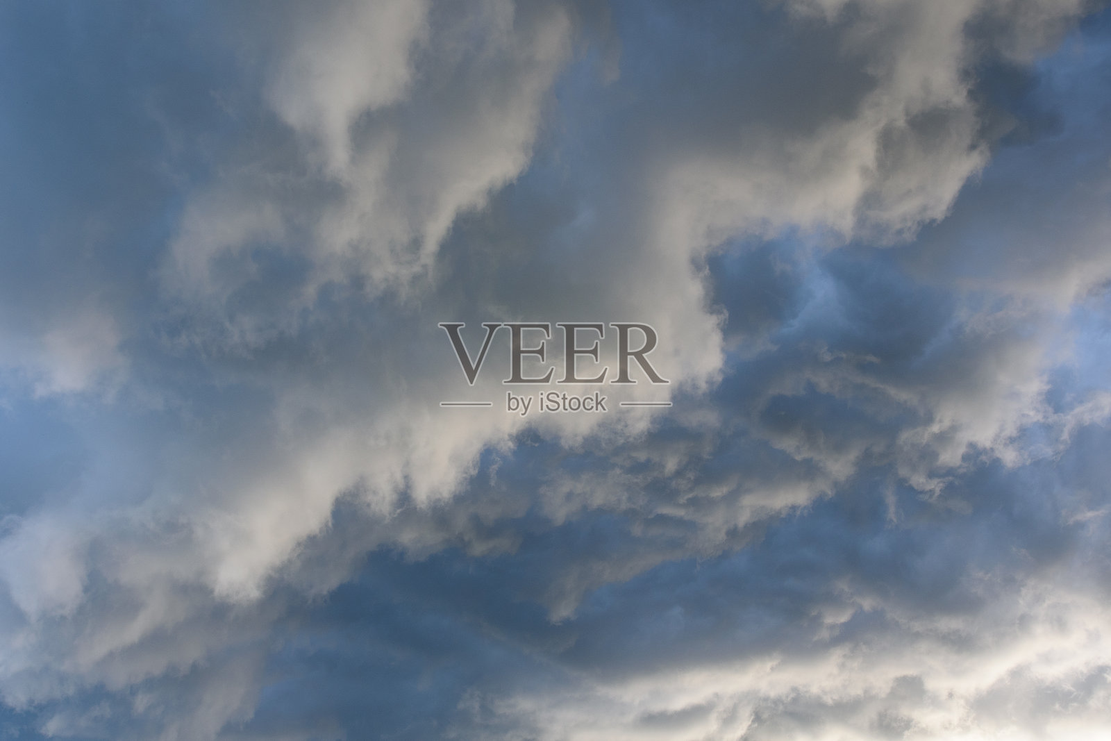 戏剧性晚空中的翻滚云海照片摄影图片