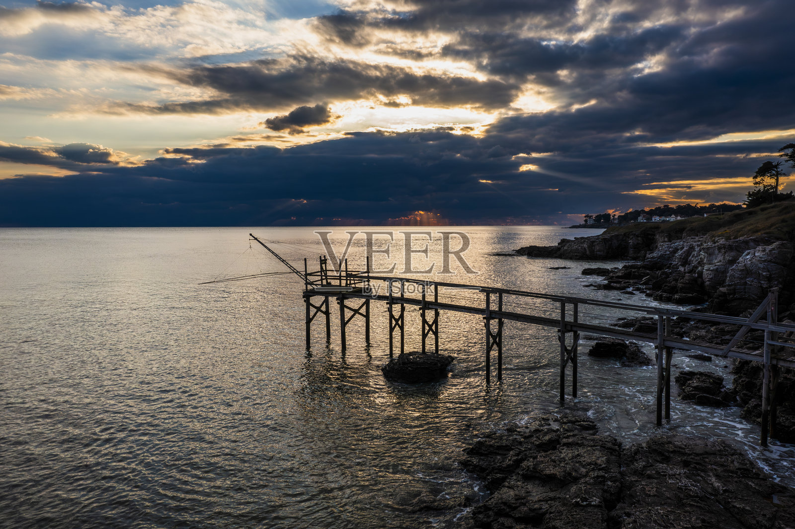 法国海岸上的美丽渔舍。照片摄影图片