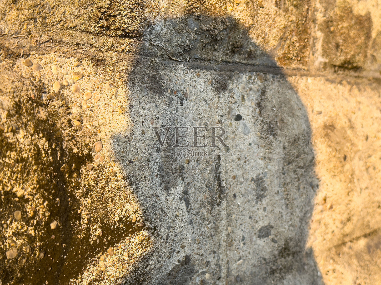 阳光下在风化混凝土墙上的阴影轮廓照片摄影图片