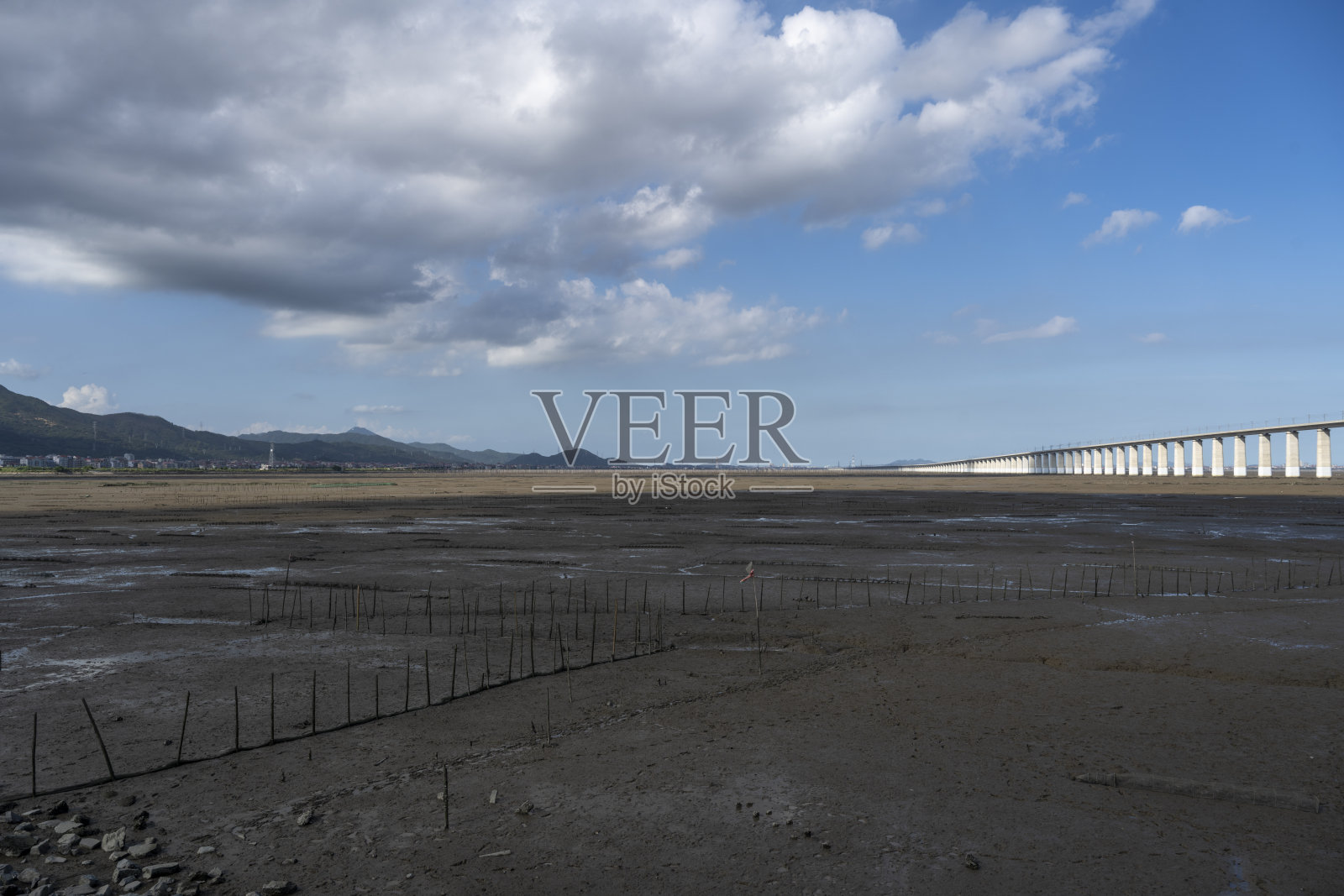 干旱土地上方的阴云天空照片摄影图片