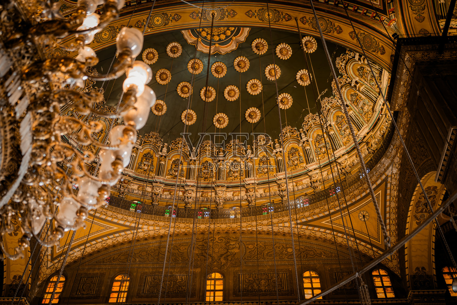 雄伟的伊斯兰建筑：开罗萨拉丁城堡内的穹顶与宏伟的吊灯照片摄影图片