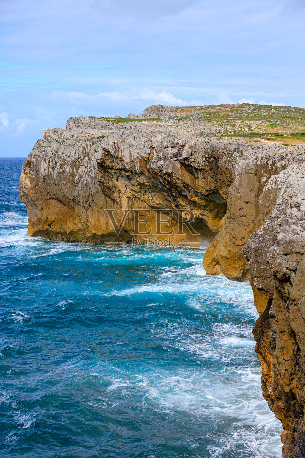 西班牙北部的巨大岩石悬崖，阿斯图里亚斯北海岸照片摄影图片