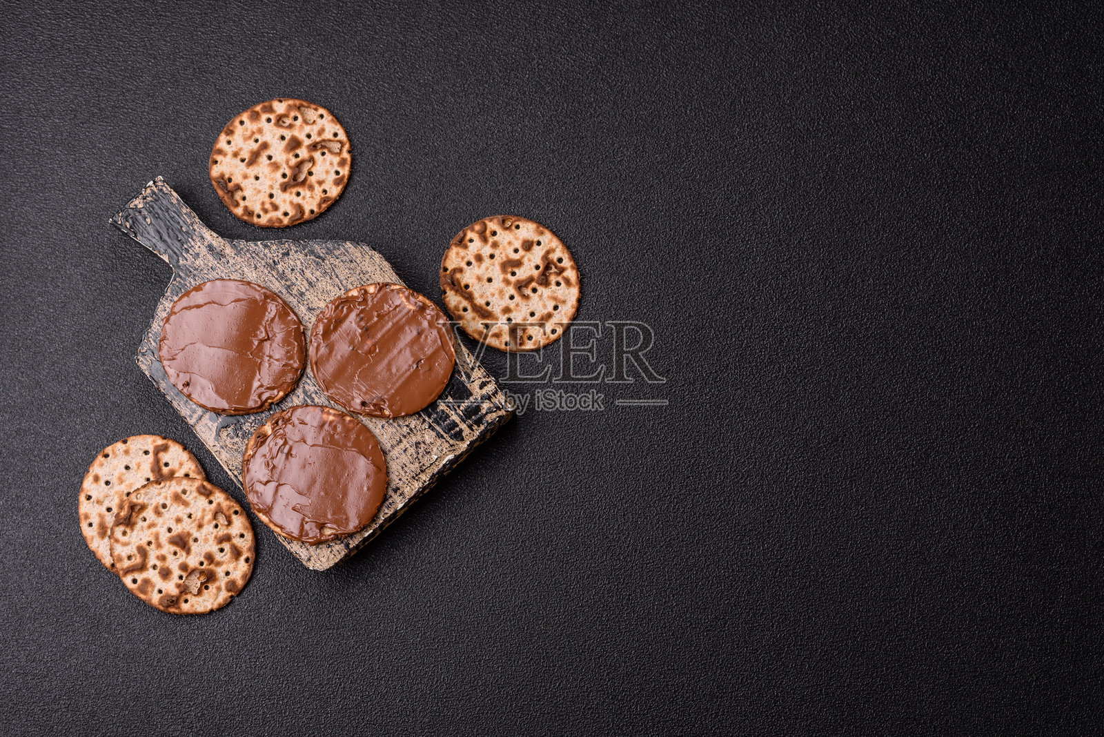 逾越节的无酵饼配巧克力酱照片摄影图片