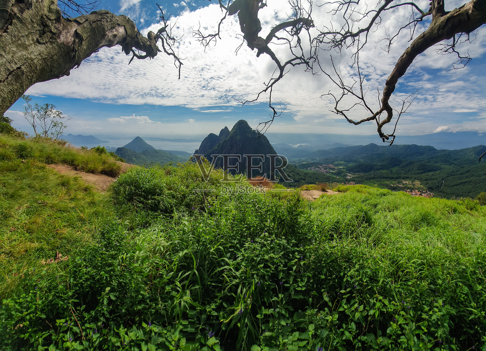 帕朗山，普瓦卡尔塔 – 印度尼西亚的垂直攀岩标志照片摄影图片
