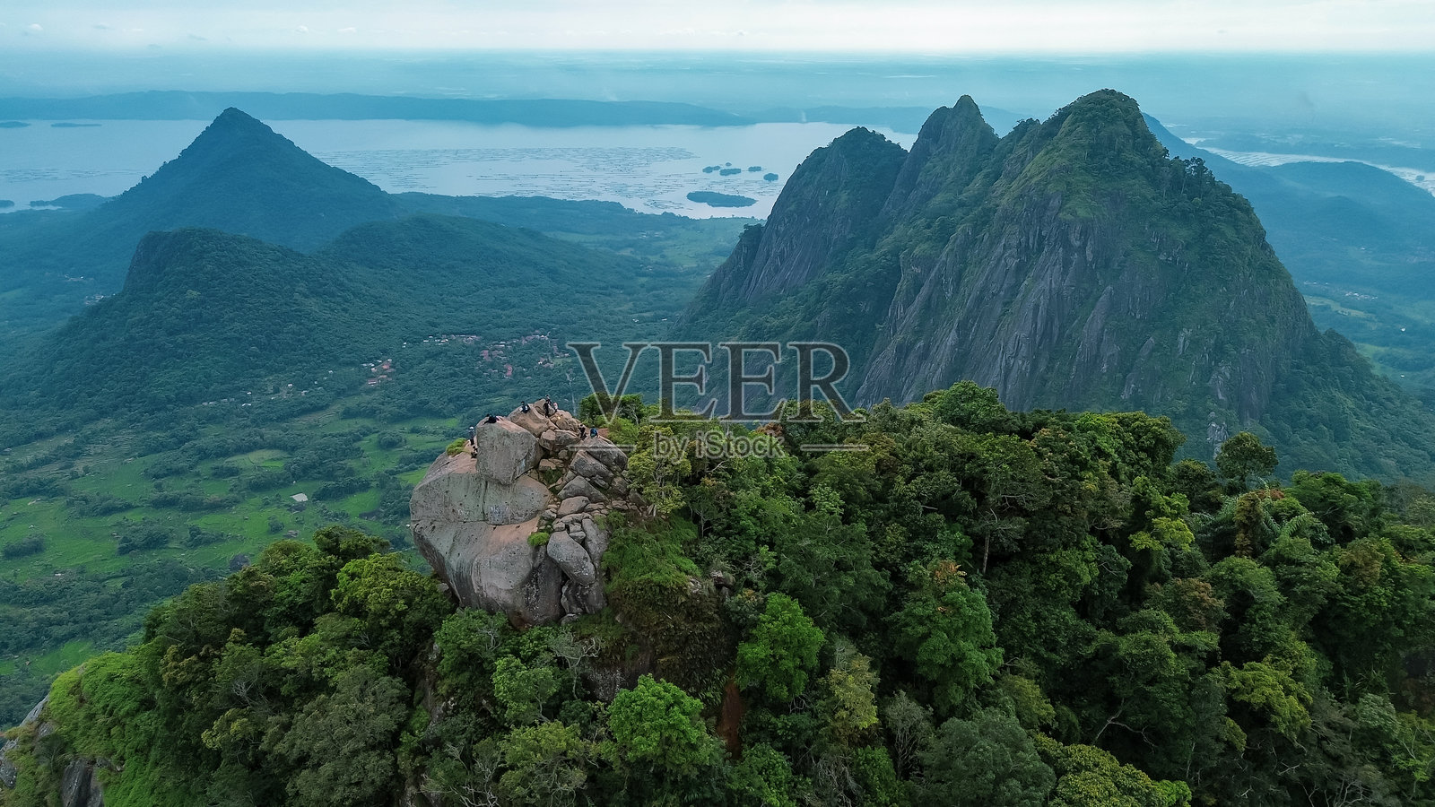 帕朗山，普瓦卡尔塔 – 印度尼西亚的垂直攀岩标志照片摄影图片
