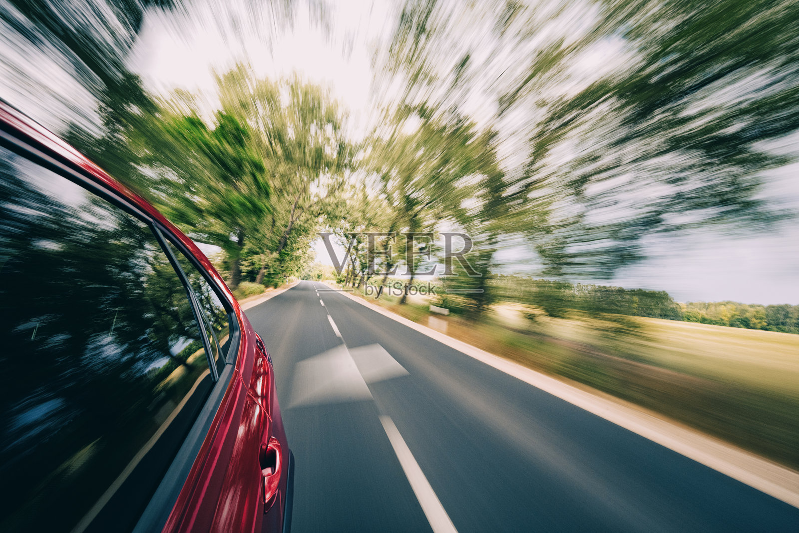 在乡间小路上行驶照片摄影图片