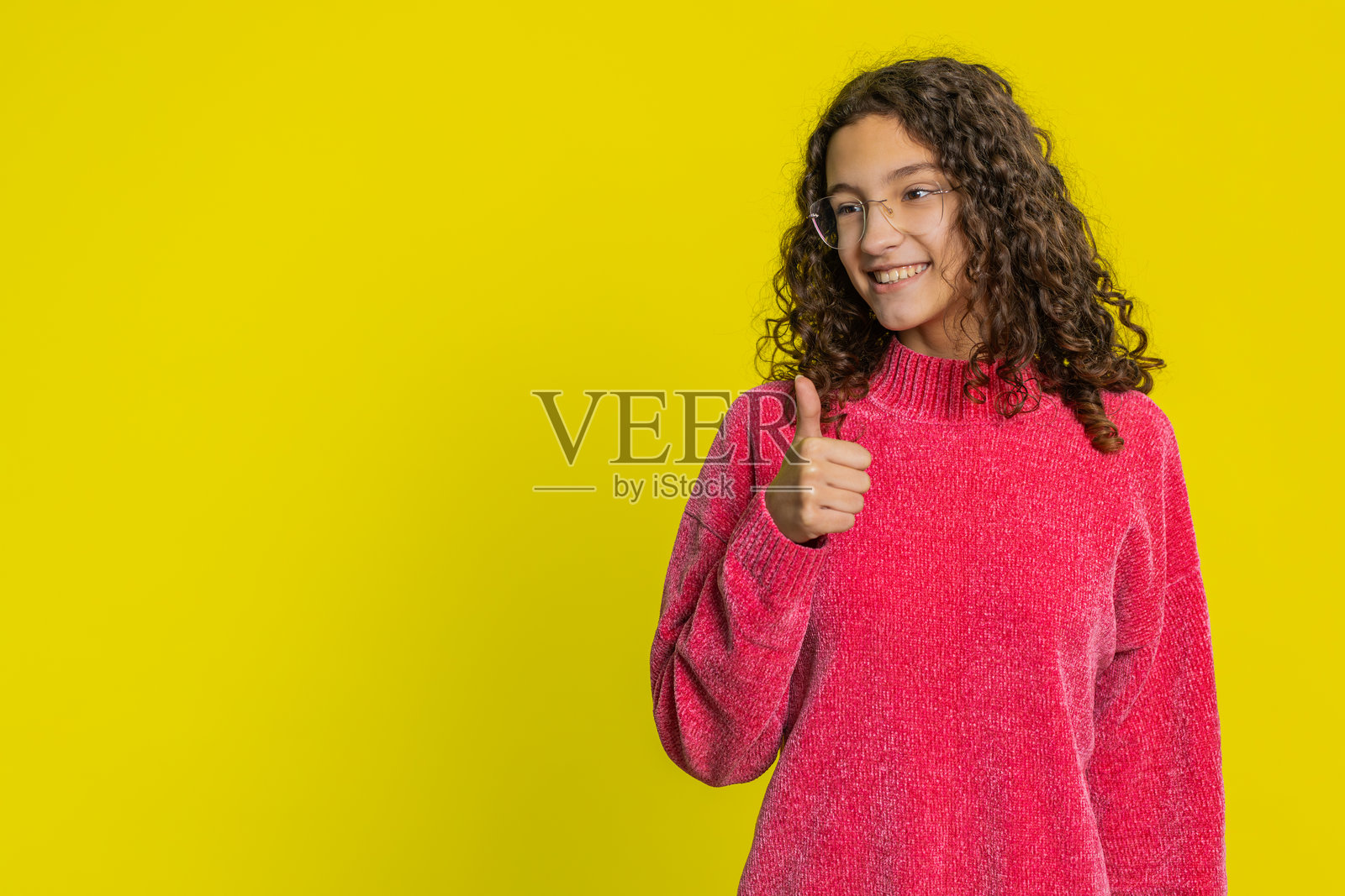 白人女孩竖起大拇指表示同意，给出积极的回复，推荐广告，喜欢这个好主意。照片摄影图片