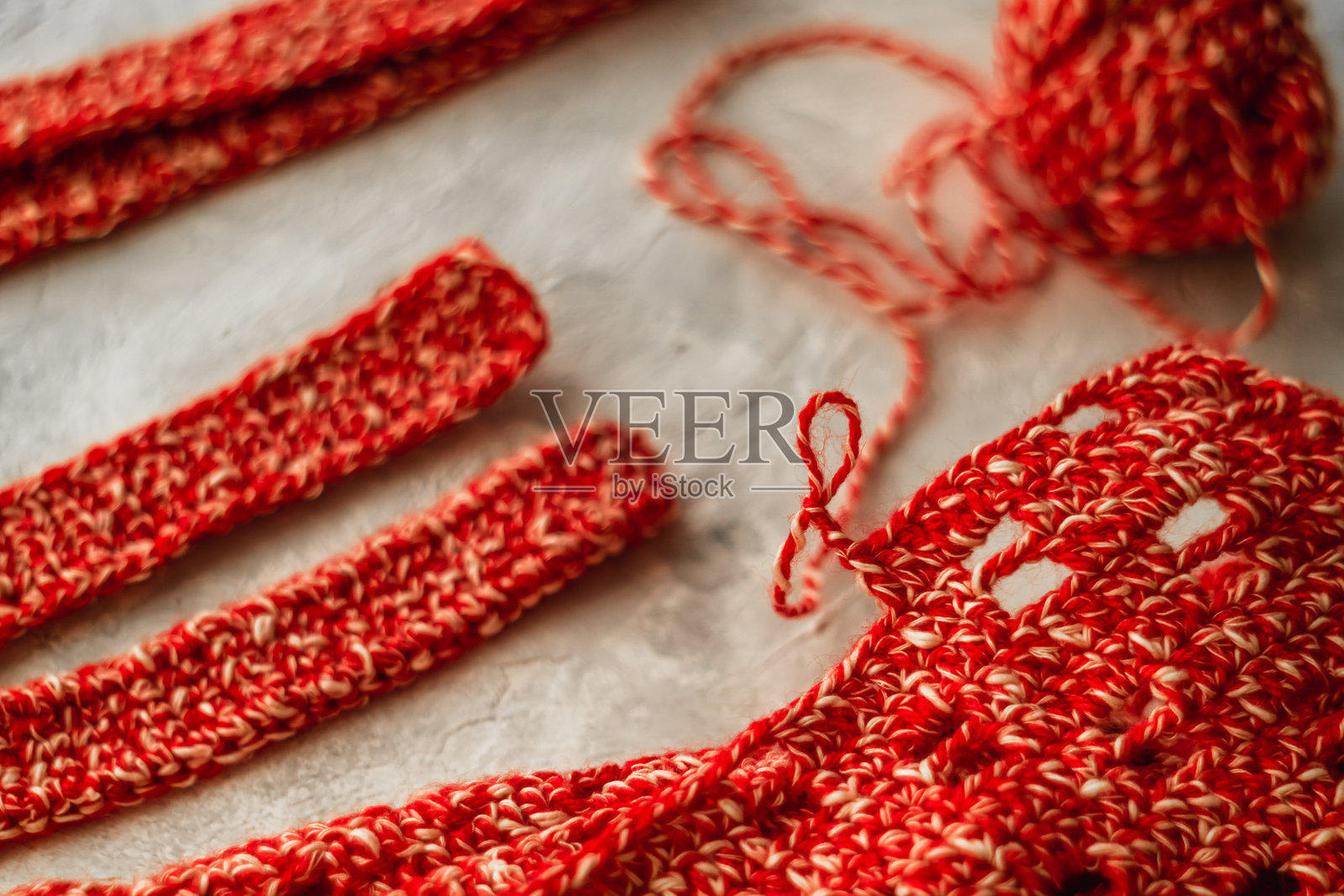 编织红色购物袋。钩针图案。冬季手工制作。照片摄影图片