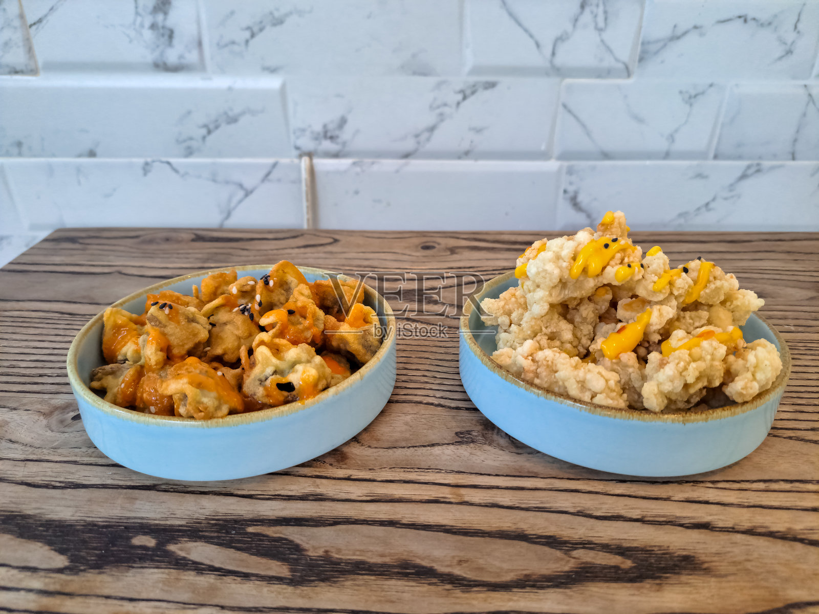 脆皮鸡肉，爆米花，蛋黄酱，脆皮炒香辣蘑菇或贾慕尔皮达斯Goreng Krispi碗。食品菜单。照片摄影图片