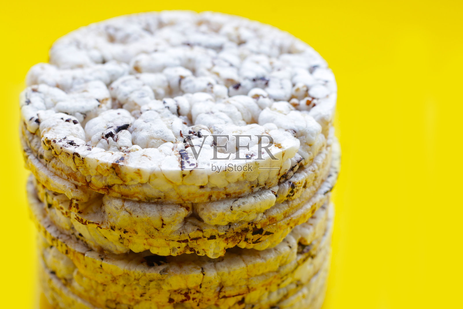 圆脆米饼。米糕照片摄影图片