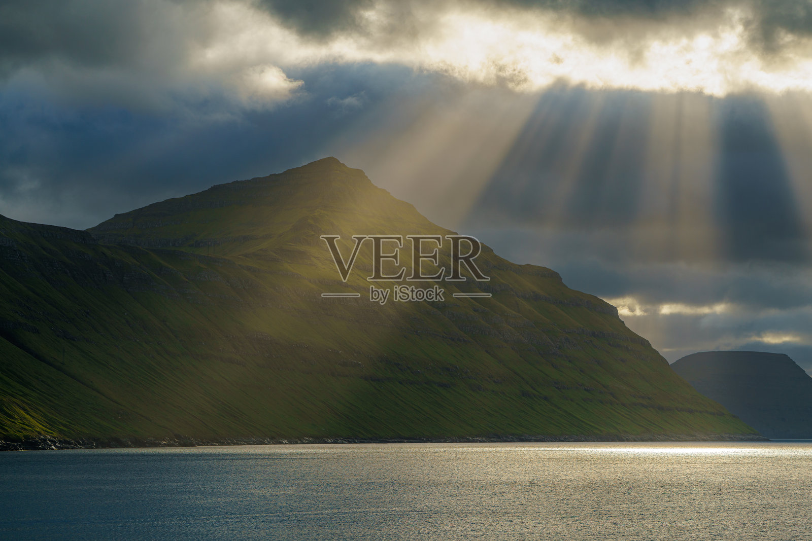 阳光照耀下的海洋部分。法雷奥群岛照片摄影图片