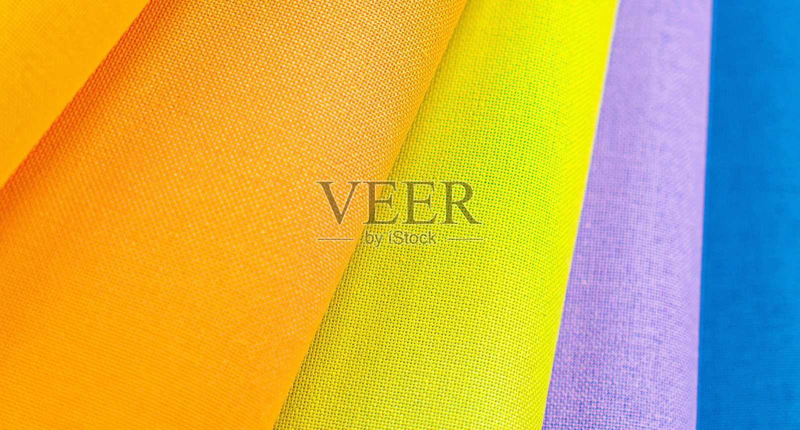 刺绣用的面料。商店里的刺绣彩色画布。爱好配件。照片摄影图片