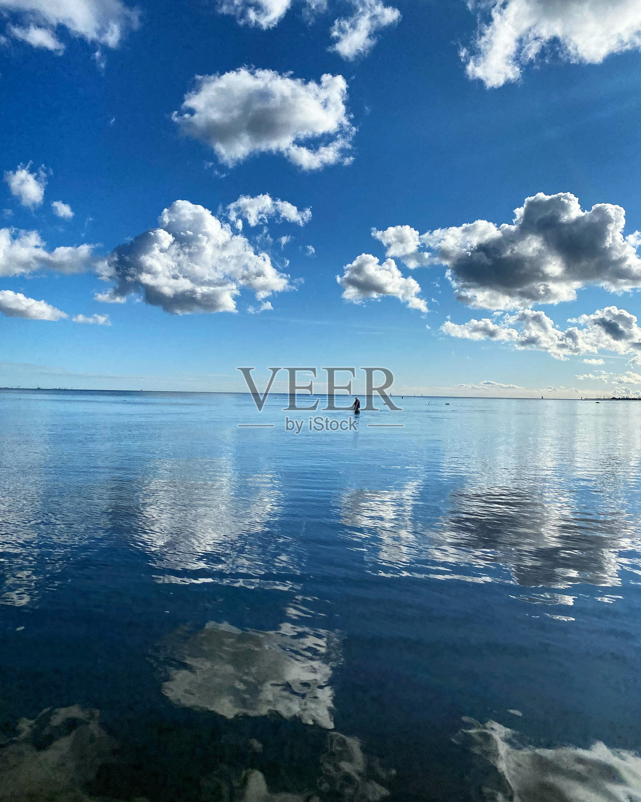 平静海面上的天空照片摄影图片