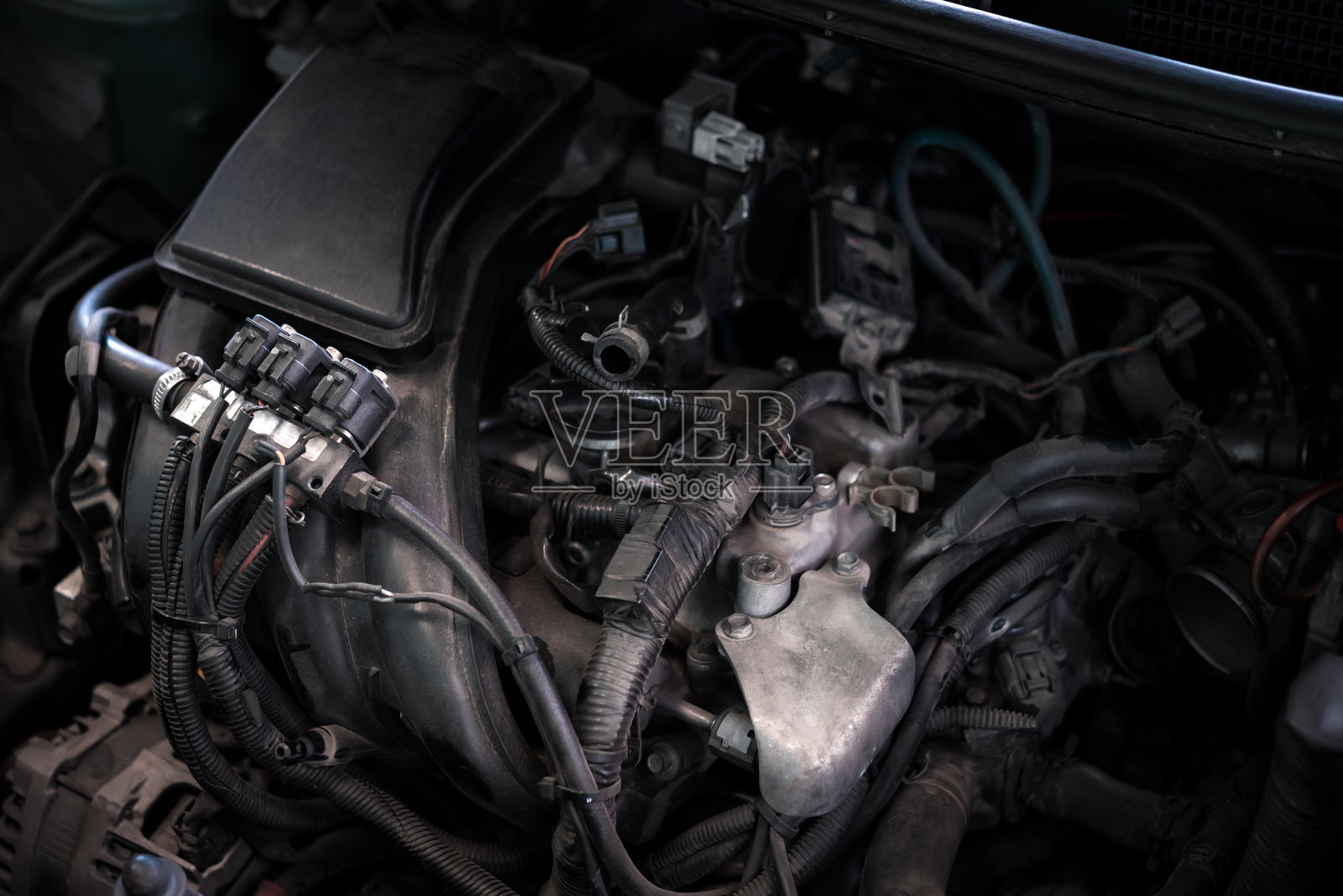 汽车修理工排放旧机油照片摄影图片