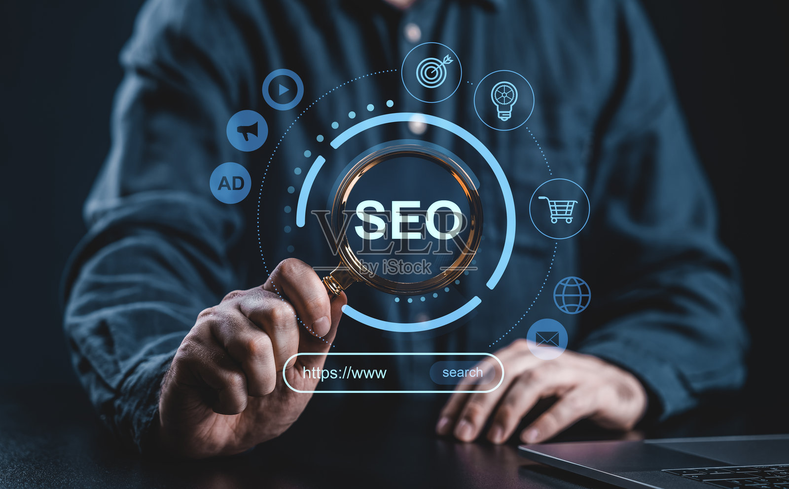 商人使用放大镜分析SEO，周围有数字图标。照片摄影图片