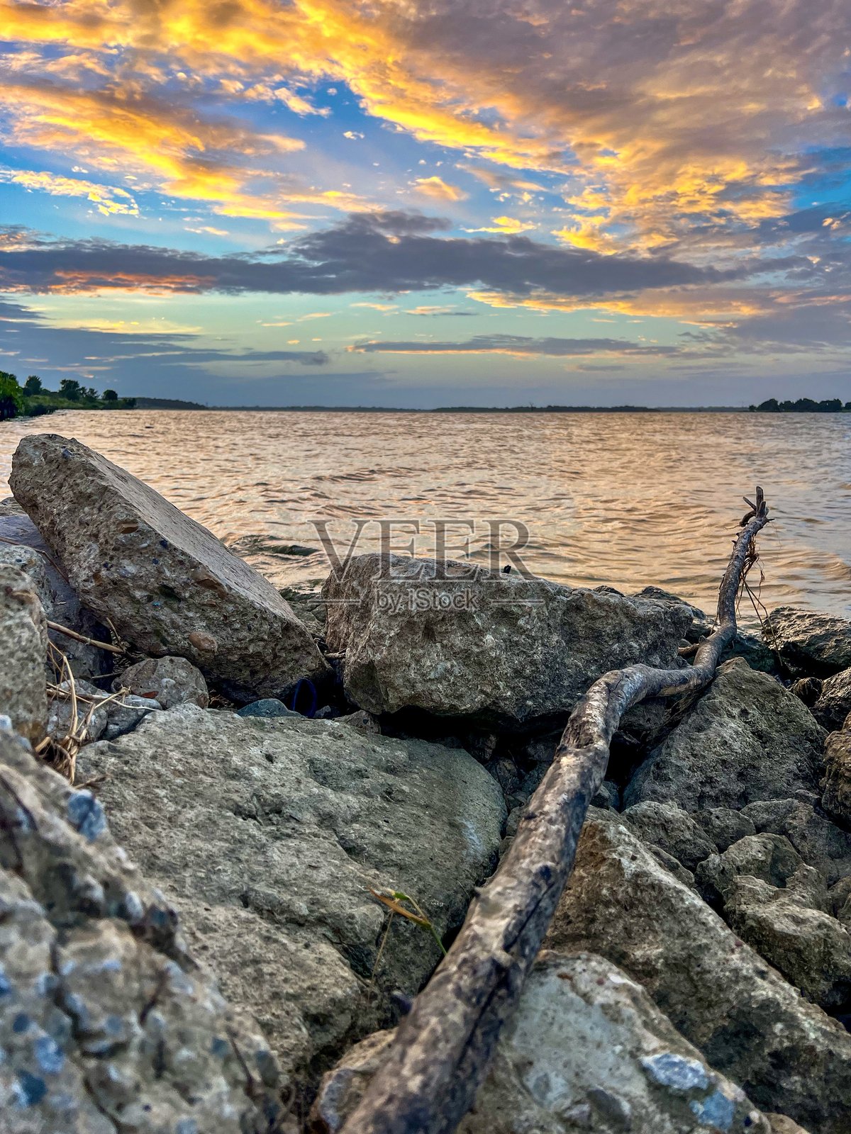 岩石海岸线与日落倒影和柔和波浪照片摄影图片