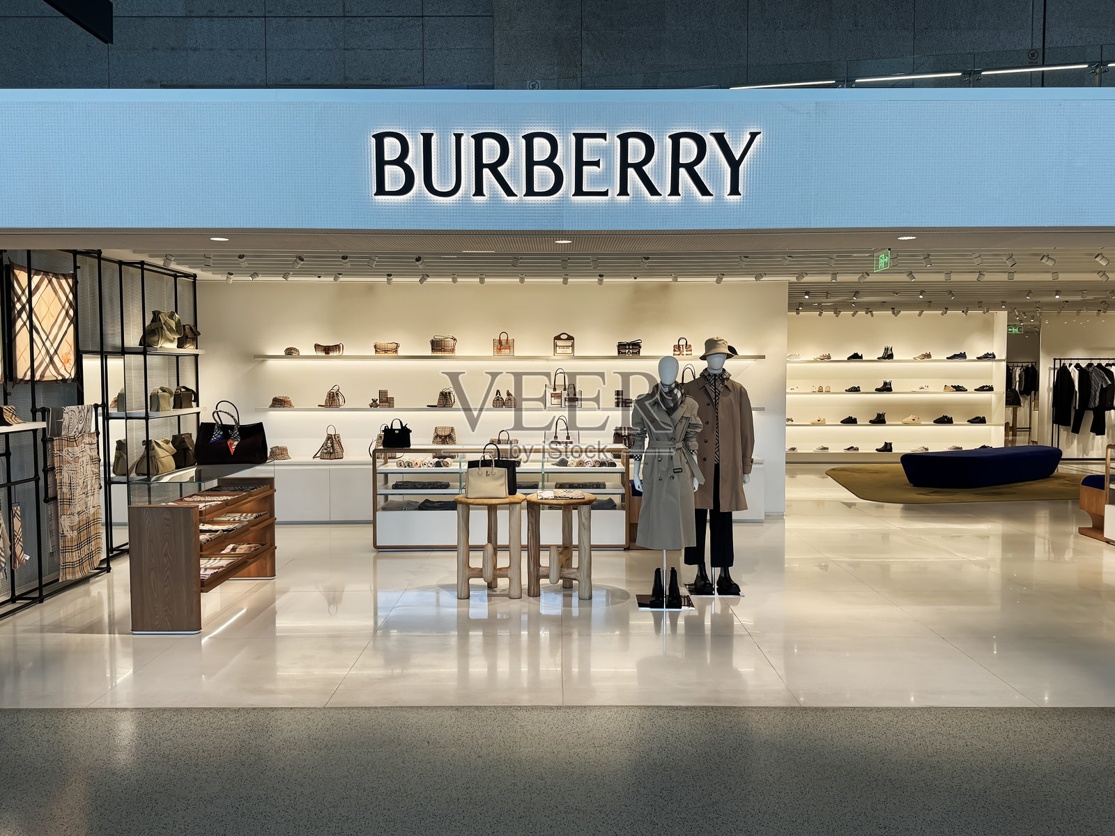 上海虹桥国际机场内的博柏利专卖店照片摄影图片