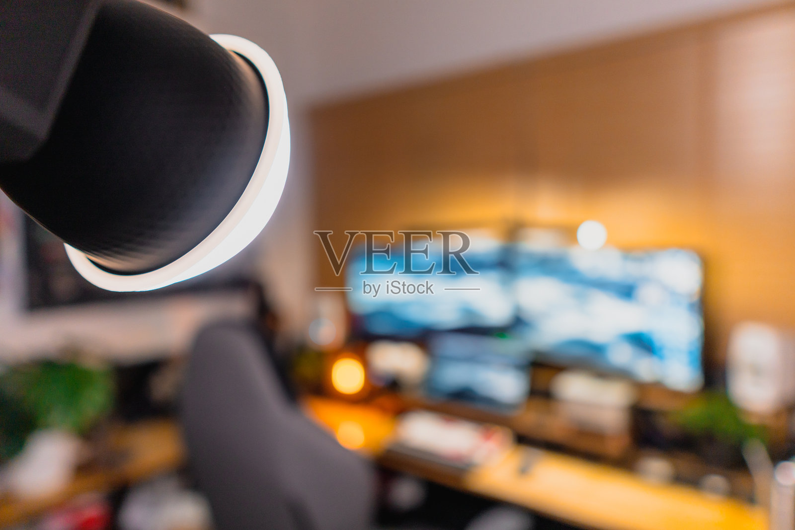 温暖模糊的桌面设置，重点突出科技元素。照片摄影图片