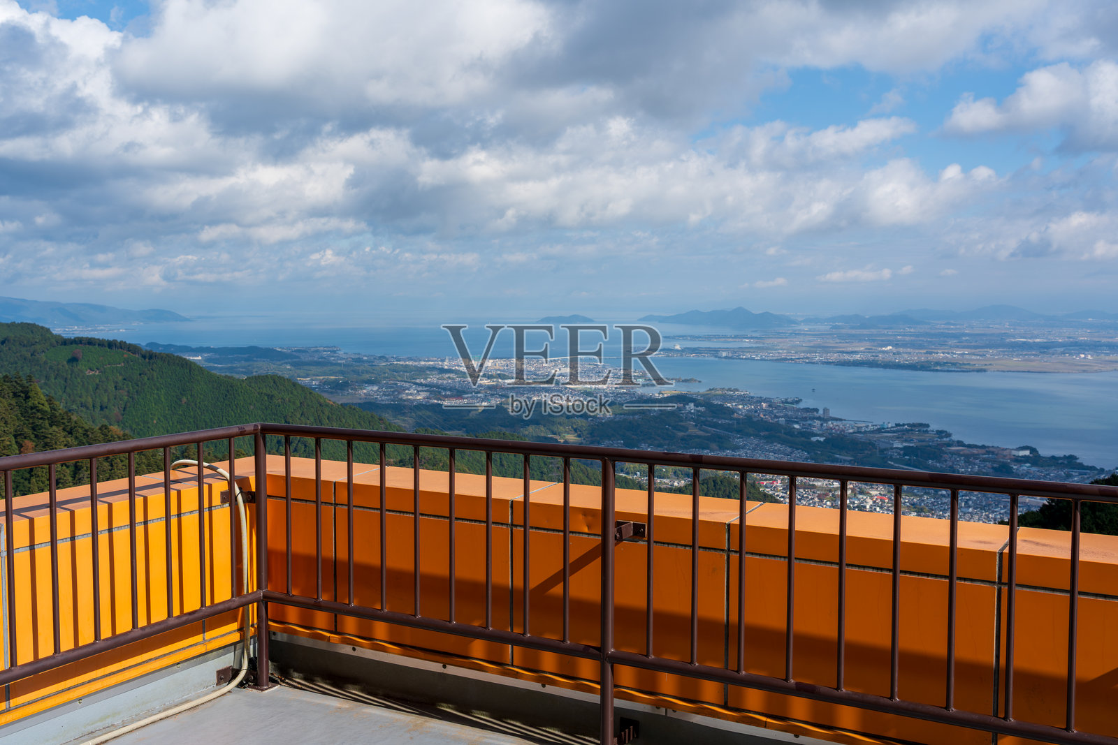 从比叡山观景台俯瞰琵琶湖的景色。日本滋贺县大津市。照片摄影图片