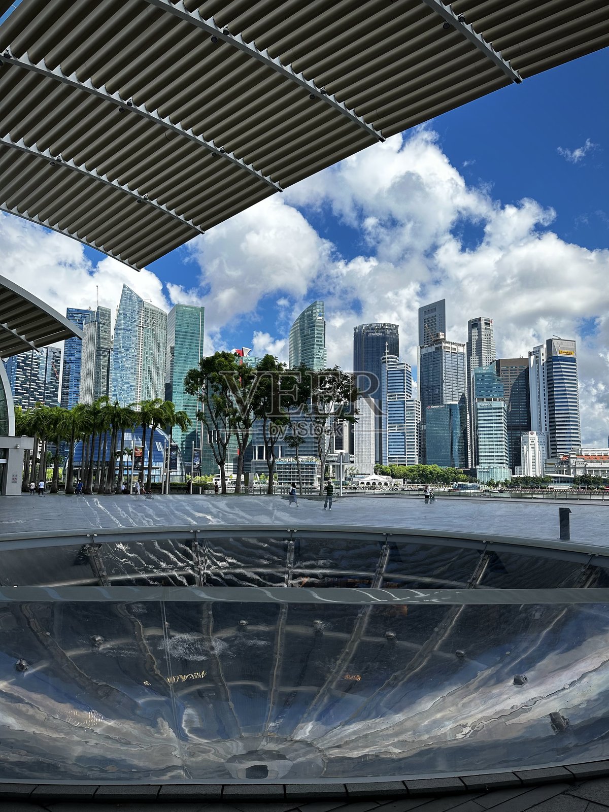 从滨海湾金沙附近的码头看到的新加坡天际线照片摄影图片