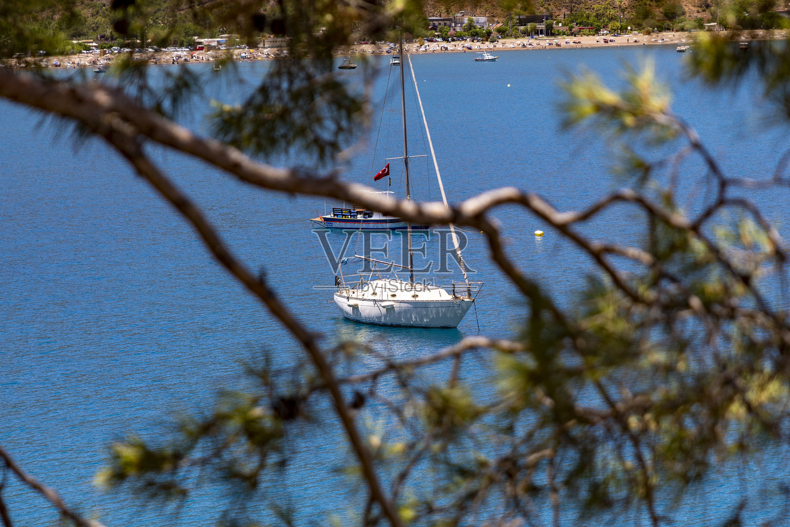 传统渔船排成一排，轻轻随波浪在沙滩上摇曳照片摄影图片
