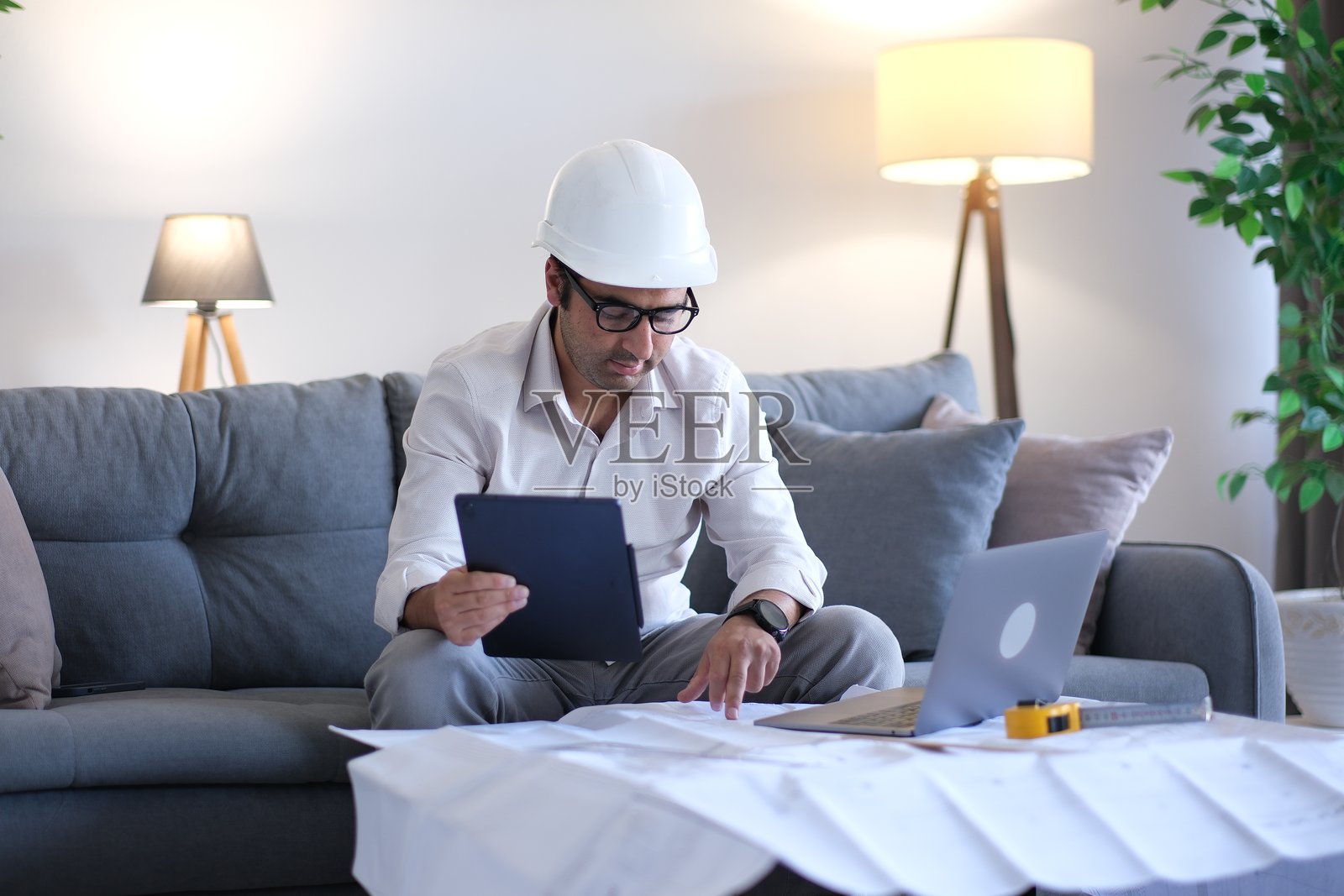 建筑师正在进行一个新项目照片摄影图片