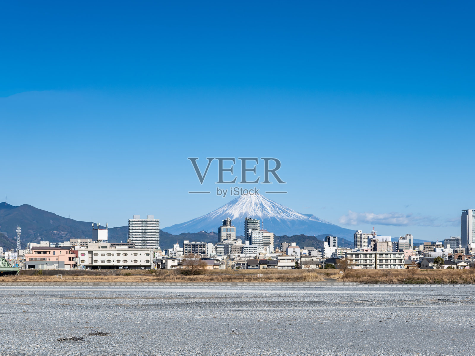 静冈县静冈市中心的城市景观与富士山照片摄影图片