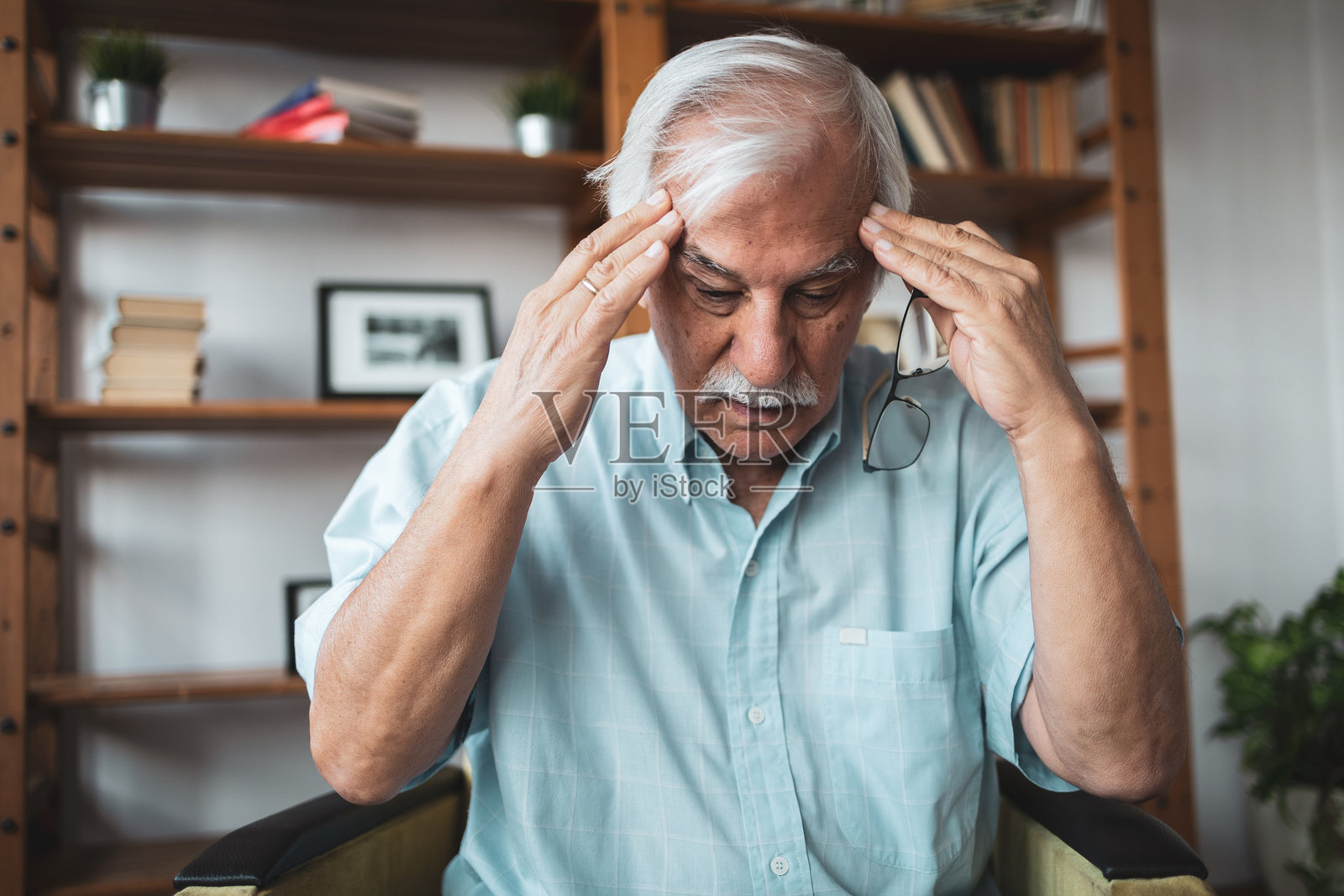 在家中感到头痛的老年男性照片摄影图片