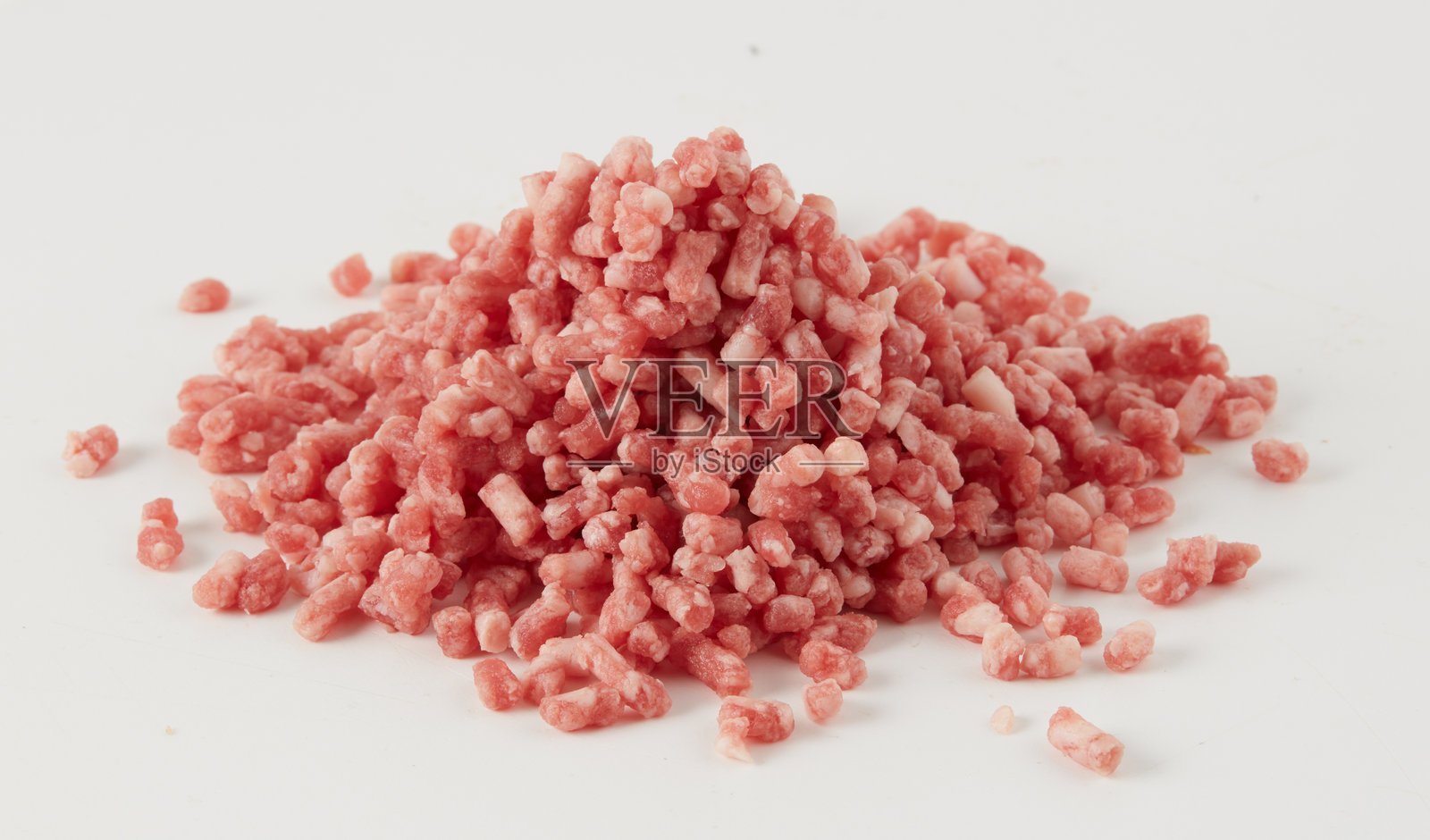 新鲜的小块猪肉末，背景为自然风景，带有抠图路径照片摄影图片