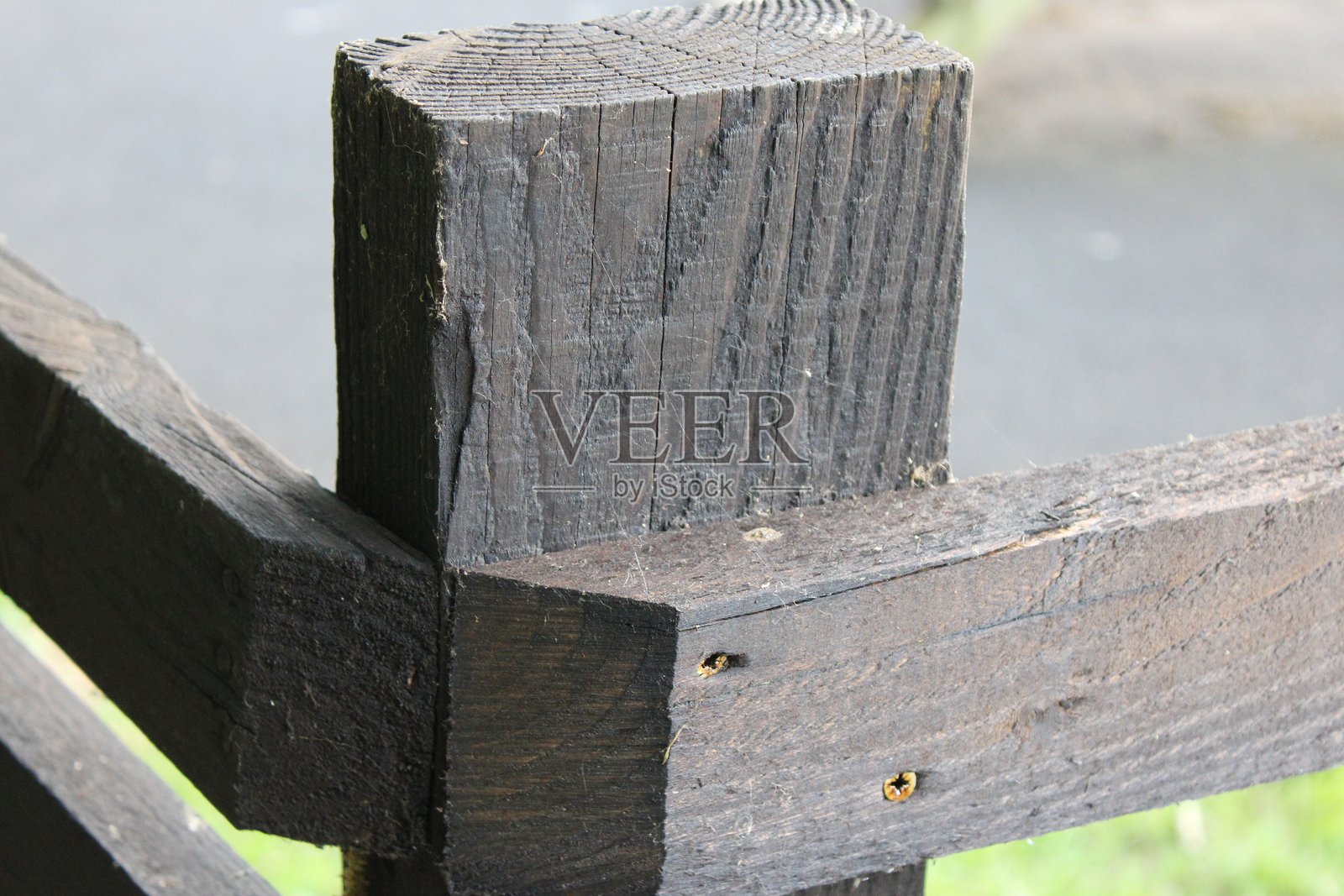 棕色木栅栏柱的特写照片照片摄影图片