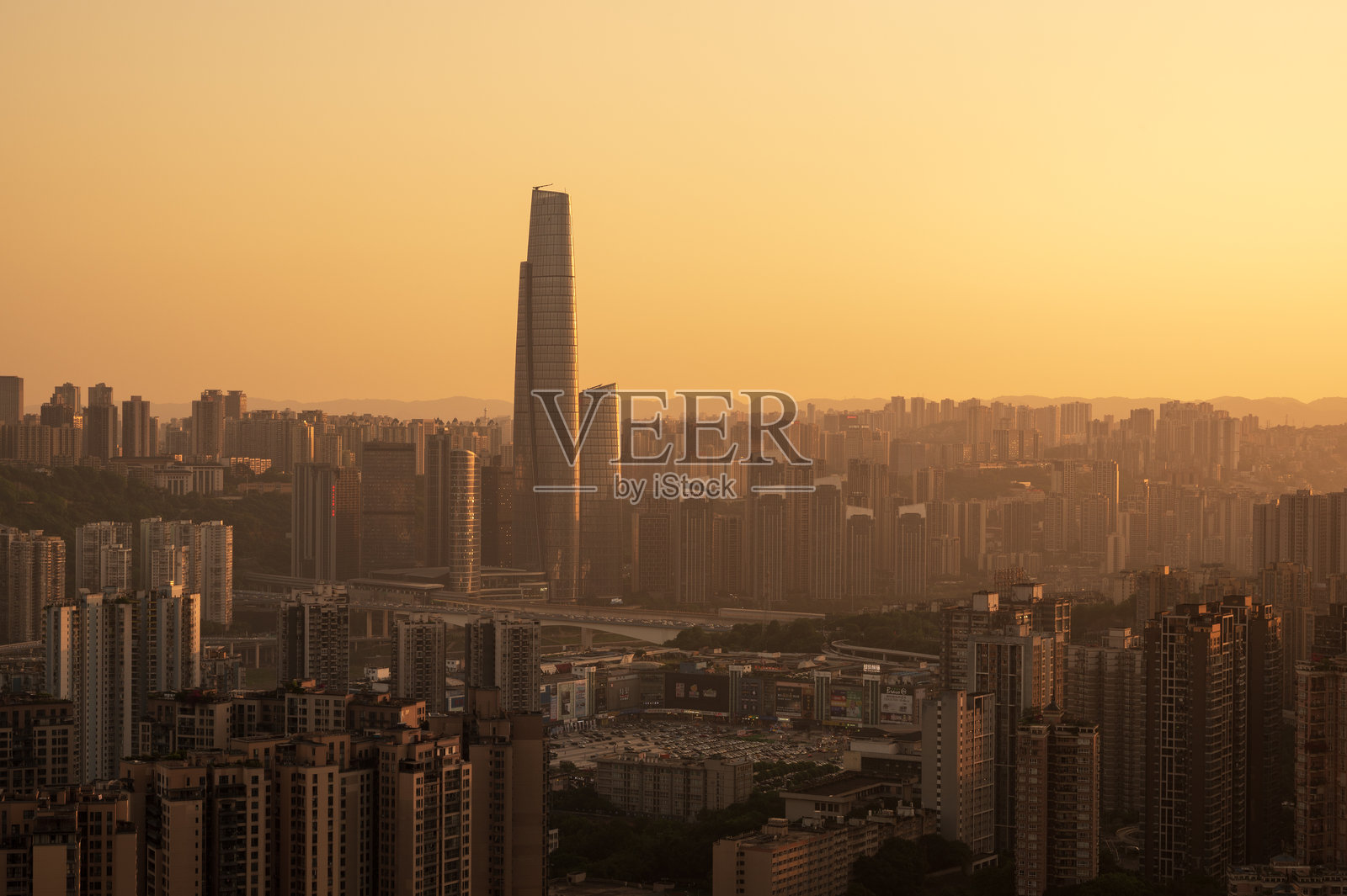 夕阳下高楼林立的城市。照片摄影图片