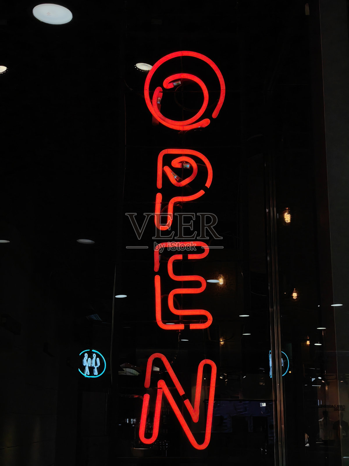 明亮的红色霓虹灯招牌，显示商店开放状态，适用于晚间营业。特写。照片摄影图片