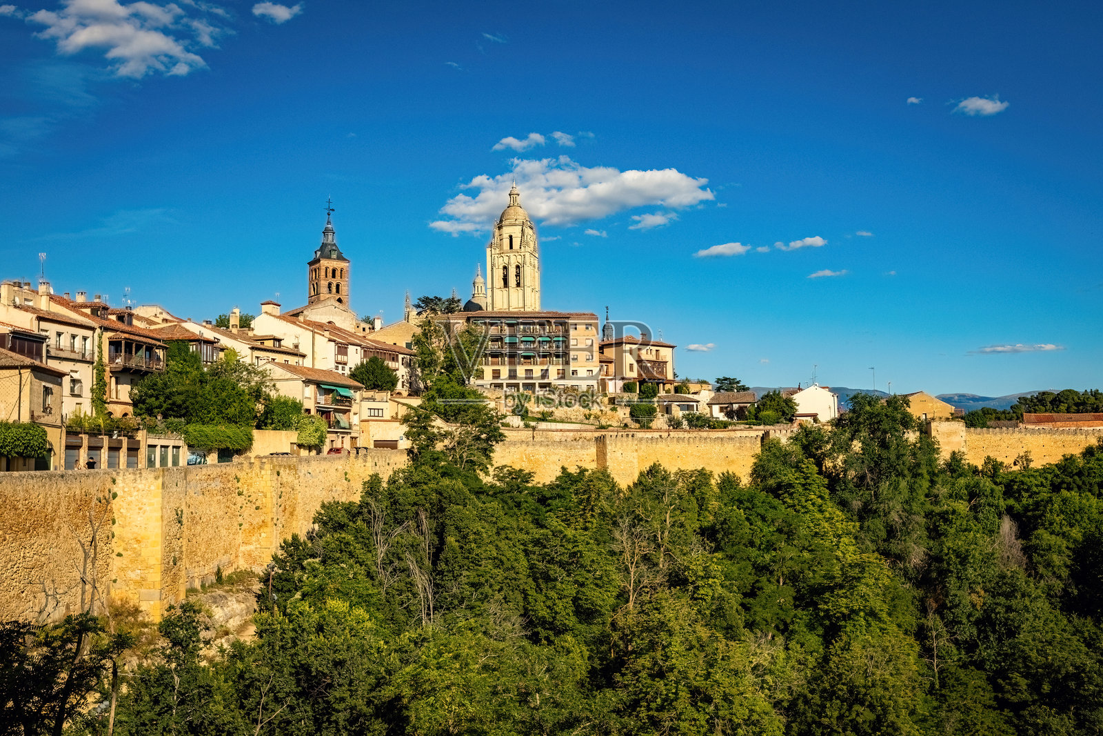 塞哥维亚老城的景观，中央是大教堂塔楼照片摄影图片