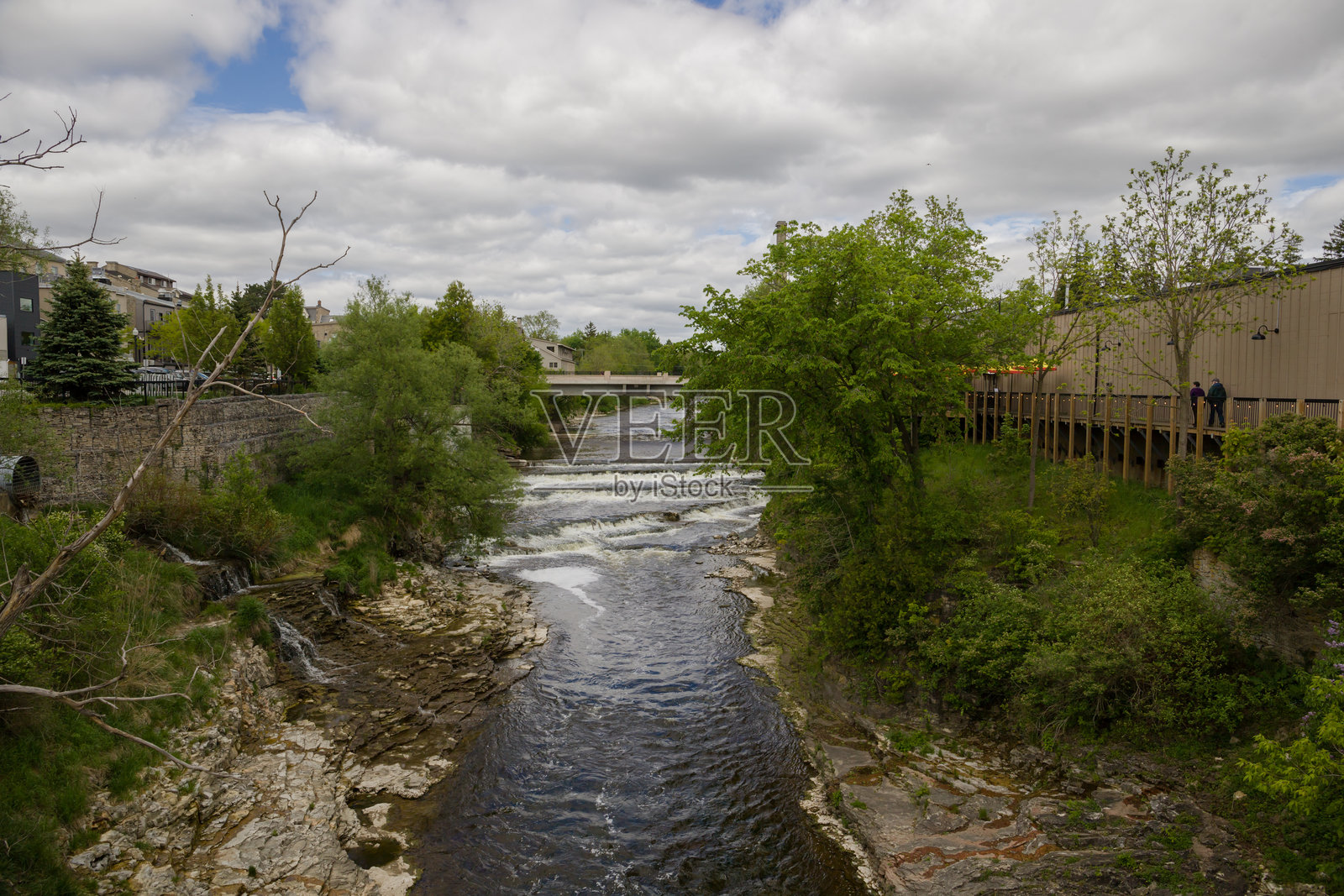 费格斯 - 安大略省的一个城镇，位于大河旁，是一个受欢迎的旅游小镇，拥有美丽的古老石屋、瀑布和古老的桥梁。照片摄影图片