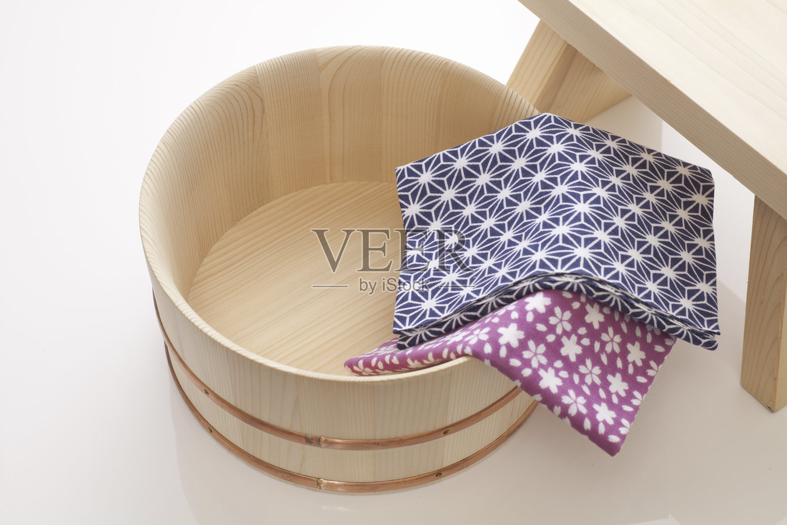 天然木浴椅、桶和日本毛巾照片摄影图片