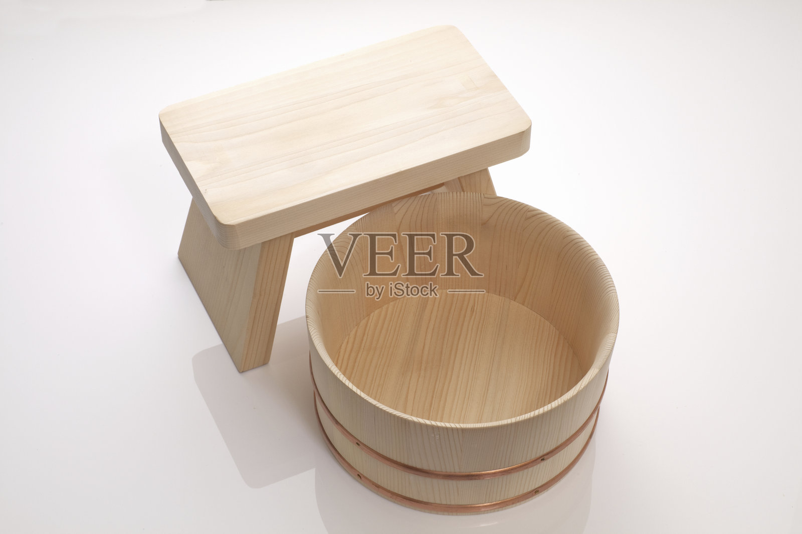 天然木浴椅和桶照片摄影图片