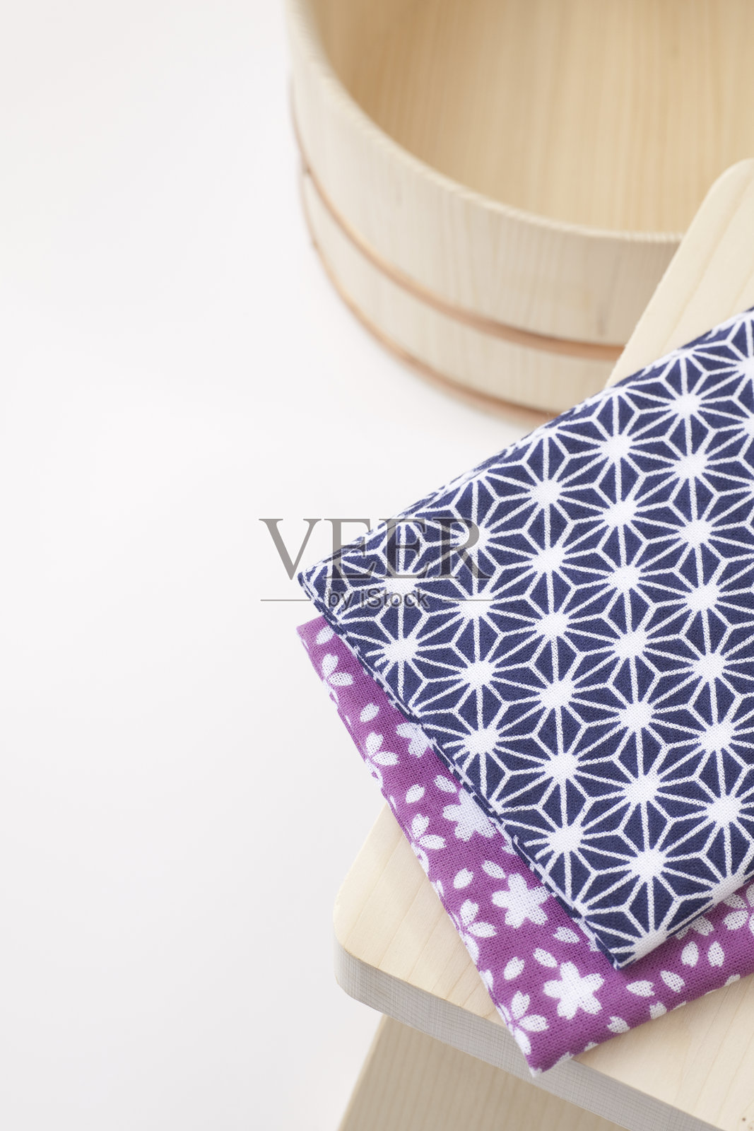 天然木浴椅、桶和日本毛巾照片摄影图片