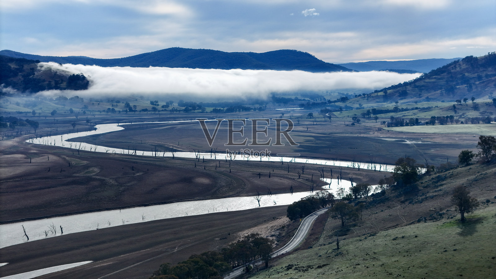从空中俯瞰穆雷河蜿蜒穿过空旷的休姆湖湖床照片摄影图片
