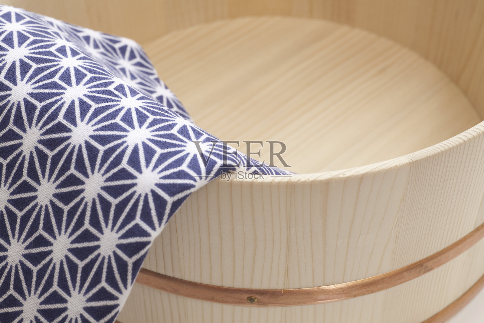 天然木浴缸和日本手巾照片摄影图片