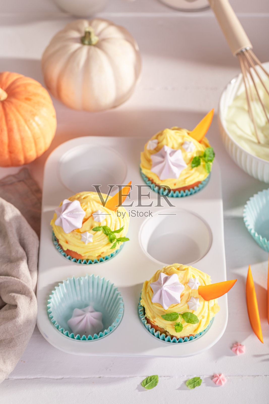 传统的南瓜松饼，专为万圣节烘焙和装饰。照片摄影图片