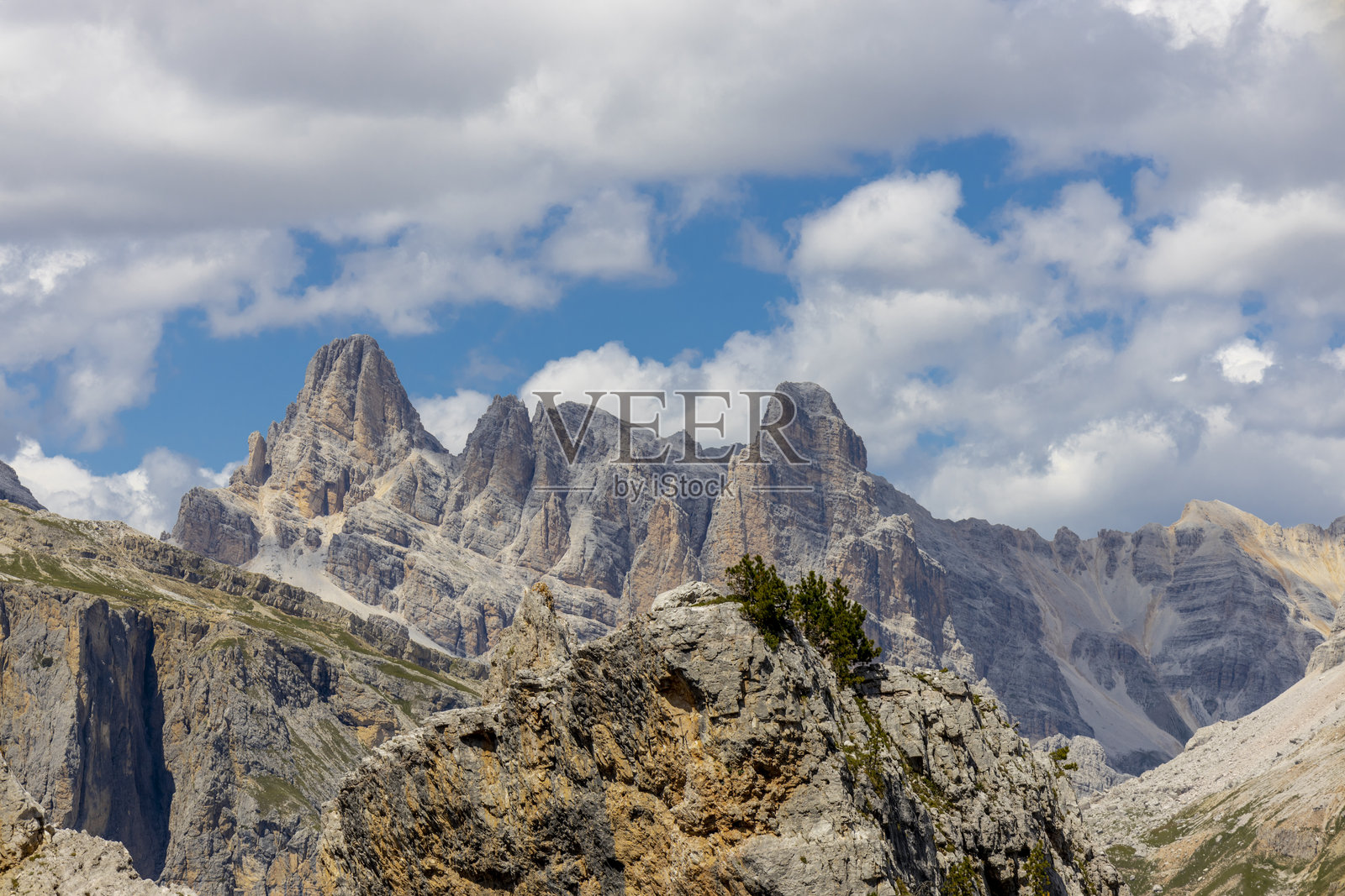 多洛米蒂，著名的多洛米蒂山脉风景，多洛米蒂阿尔卑斯山照片摄影图片