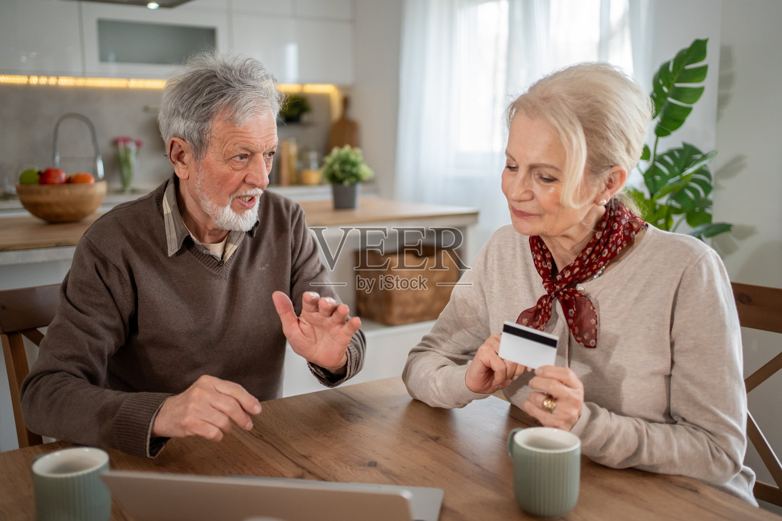 老年夫妇在家讨论网上银行事务照片摄影图片