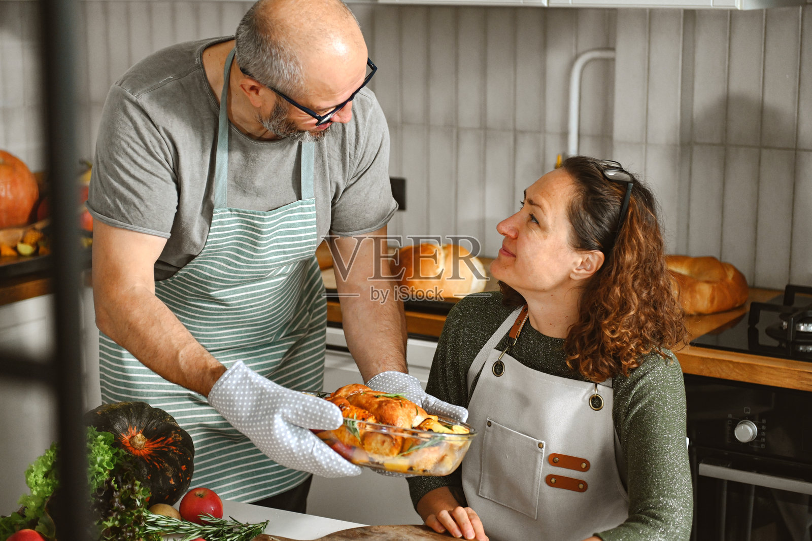夫妻正在准备节日晚餐照片摄影图片