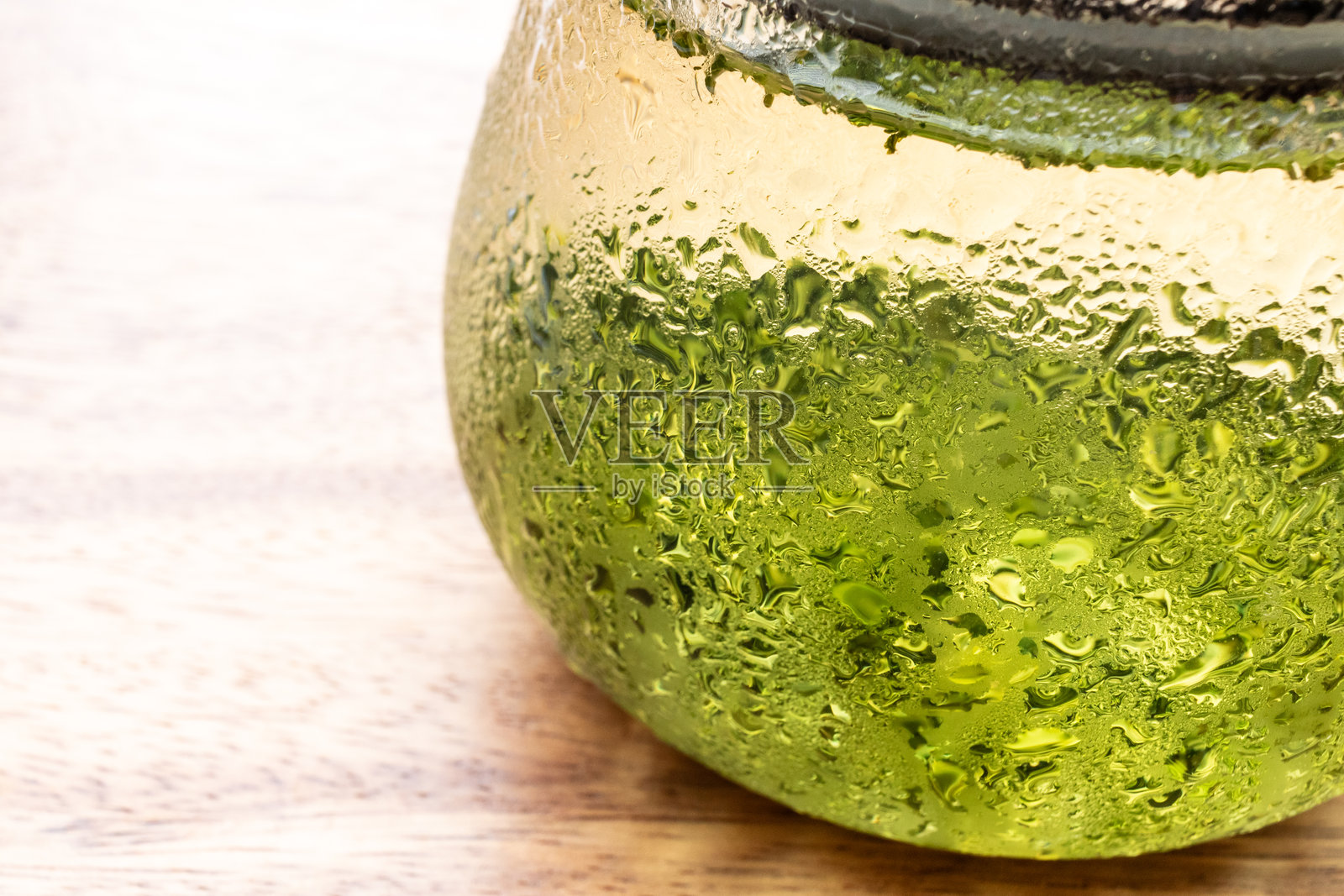 日本冷泡绿茶在一个潮湿的玻璃壶中照片摄影图片