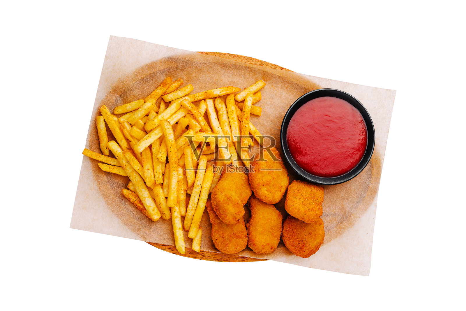 脆皮鸡块配金黄薯条和番茄酱，摆放在木质托盘上照片摄影图片