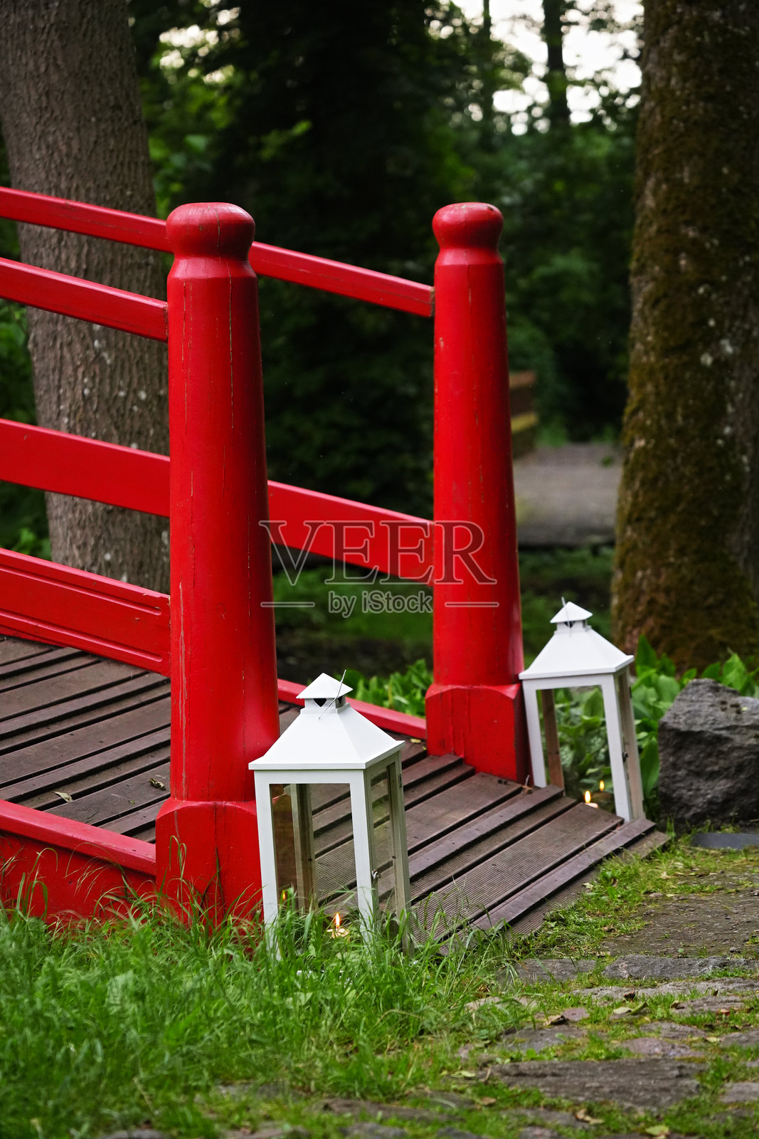 装饰有白色蜡烛灯笼的日本风格红桥照片摄影图片