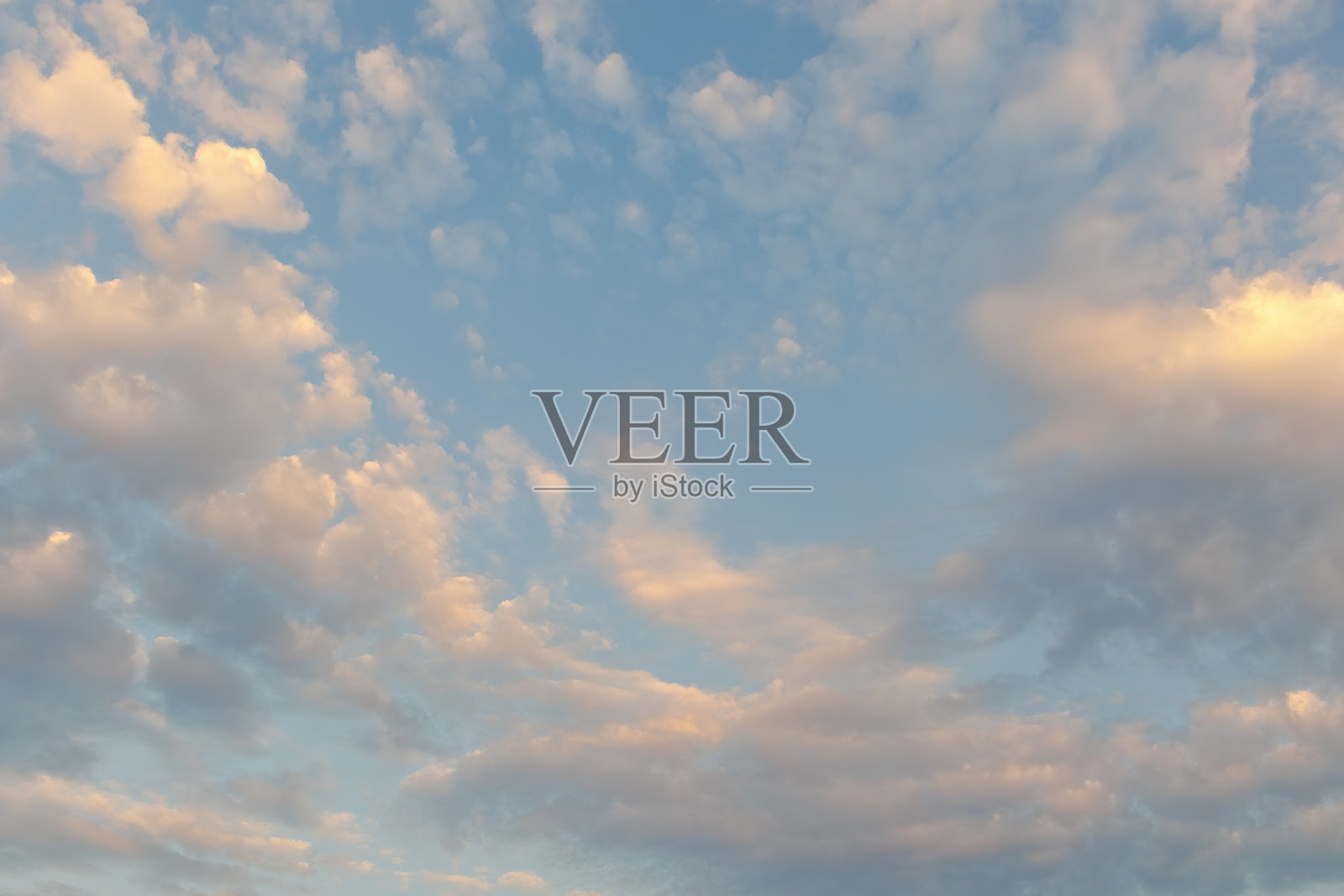 宁静日落天空中的柔和多彩云朵照片摄影图片