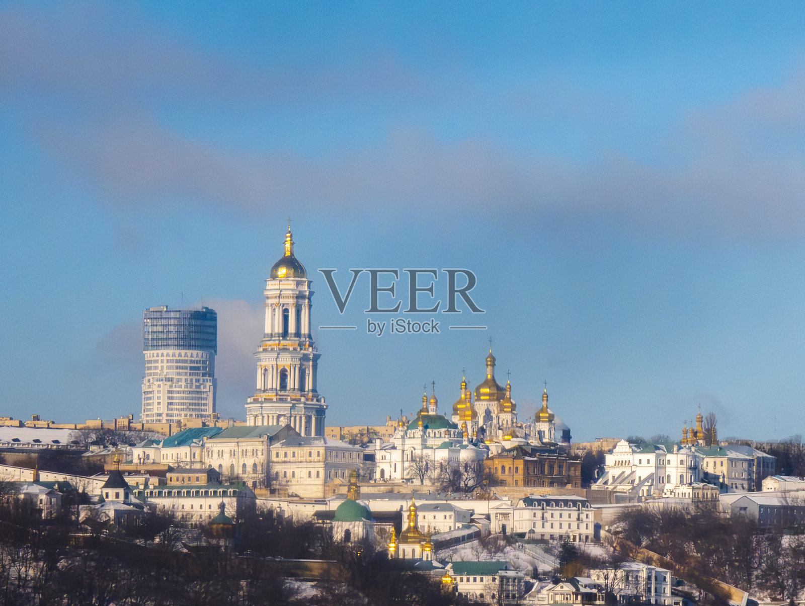 基辅美丽的天际线，展现了历史悠久的教堂和现代建筑，晴朗的冬日里格外迷人。照片摄影图片
