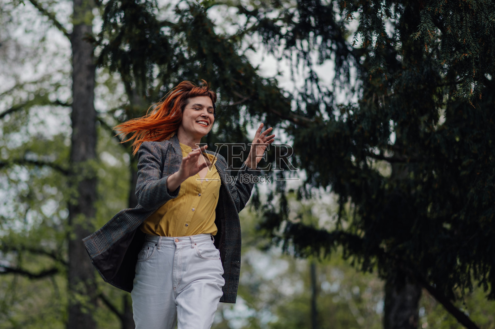 年轻时尚的女商人在公园里奔跑并微笑照片摄影图片